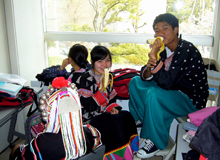 バナナを食べる