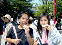 三輪・ﾁﾝﾀﾅアイスを食べる