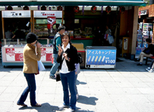 ﾒｰさんアイスを食べる