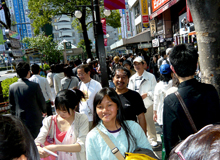 池袋の街を歩くﾅﾙﾓﾝ