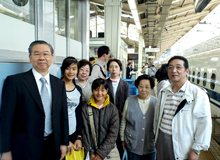 新幹線で大阪へ向かう