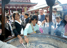 線香を入れるﾒｰ・ﾅﾙﾓﾝ