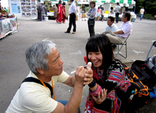 傷めた指に落書き