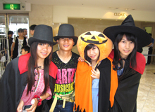 ﾊﾛｳｨﾝ仮装で記念撮影