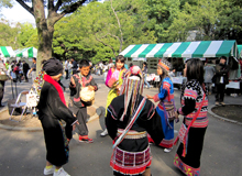 踊りを踊るメンバー