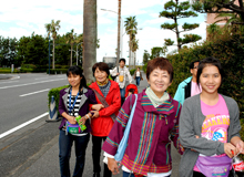 ﾘｿﾞｰﾄﾗｲﾝ駅へ向かう