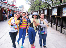 浅草仲見世通りで