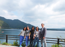 山中湖で記念撮影