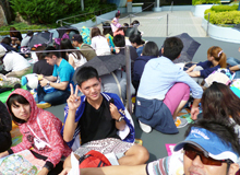 昼のパレードを待つ