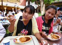 カツカレーを食べる