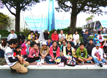 午後のパレードを待つ一行