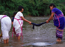 川で洗濯