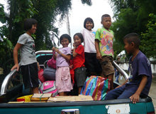 トラック荷台に乗る